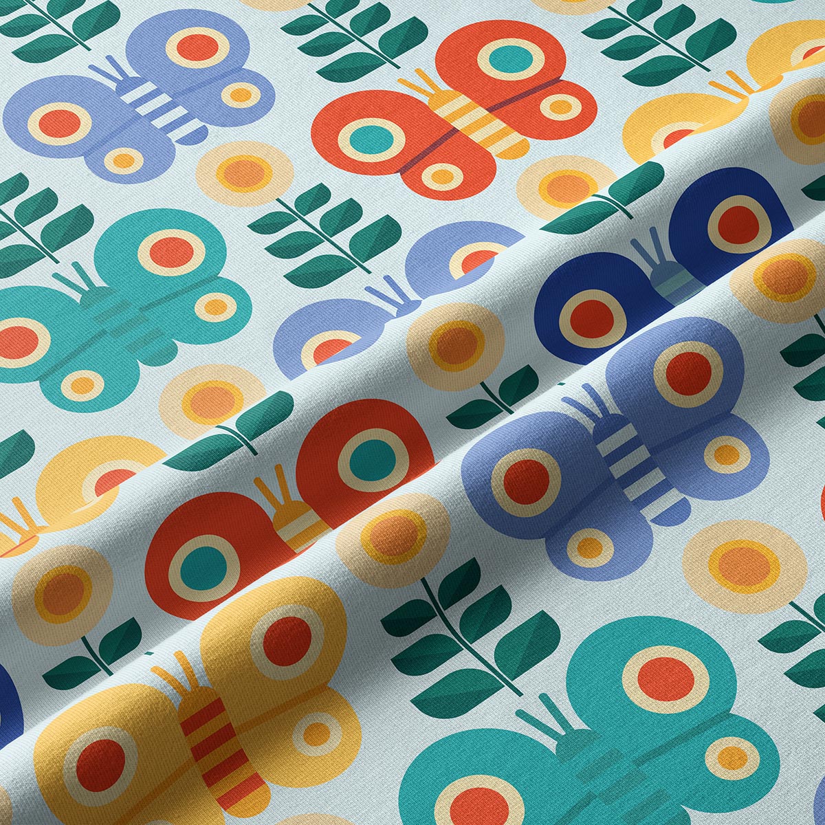 Zbliżenie na fakturę tkaniny i detal wzoru z turkusowymi, pomarańczowymi i niebieskimi motylami