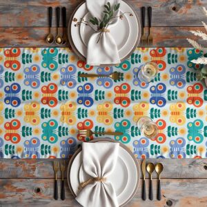 Aranżacja stołu z talerzami i sztućcami na bieżniku w geometryczne motyle