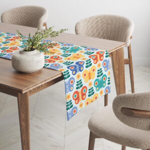 Widok z góry pokazujący powtarzalny wzór bieżnika na drewnianym stole