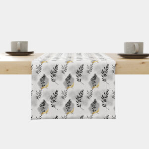 Bieżnik rozłożony na stole z wzorem czarnych gałązek i złotymi akcentami, główne ujęcie produktu