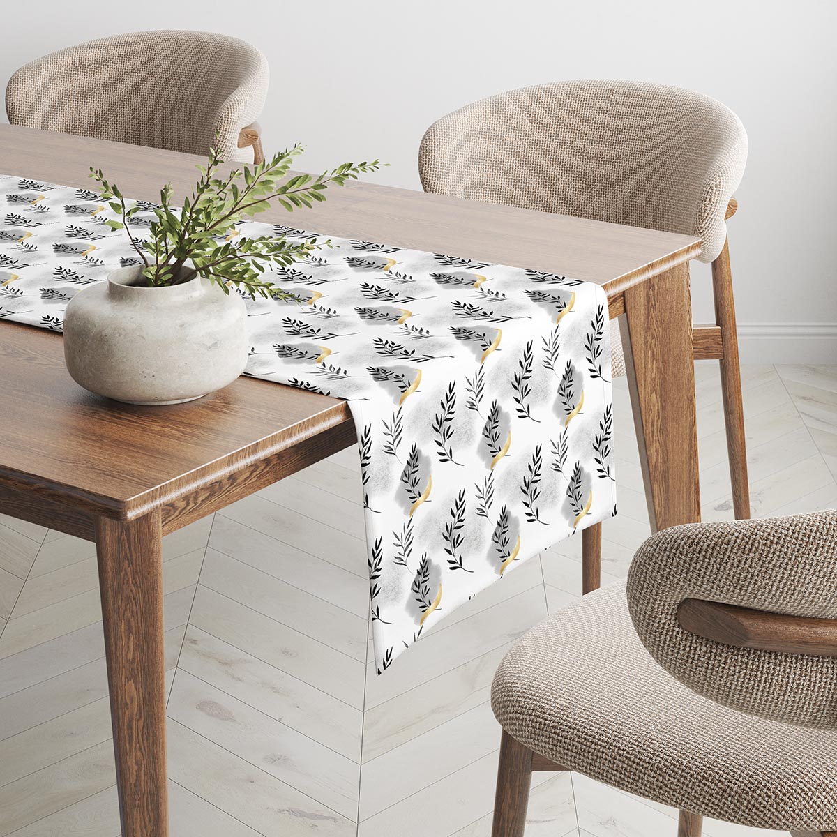 Bieżnik ułożony wzdłuż stołu z dekoracyjnym wazonem i naturalnymi dodatkami