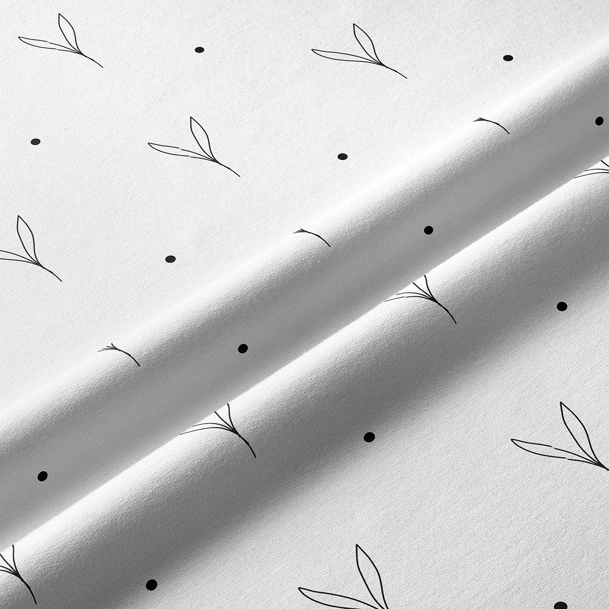 zbliżenie na tkaninę i czarny nadruk listków oraz dyskretnych kropek