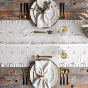 aranżacja stołu z bieżnikiem, talerzami i złotymi sztućcami