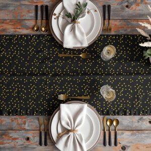 aranżacja stołu z bieżnikiem, talerzami i złotymi sztućcami