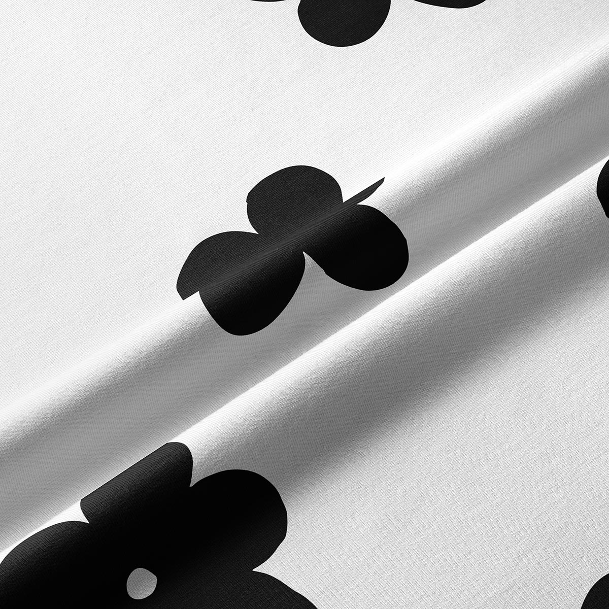 zbliżenie tkaniny i detalu czarnego kwiatu pokazujące fakturę materiału