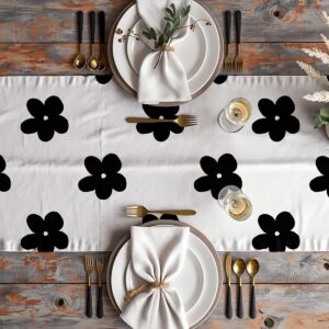 aranżacja stołu z talerzami, kieliszkami i bieżnikiem w kontrastowy kwiatowy wzór