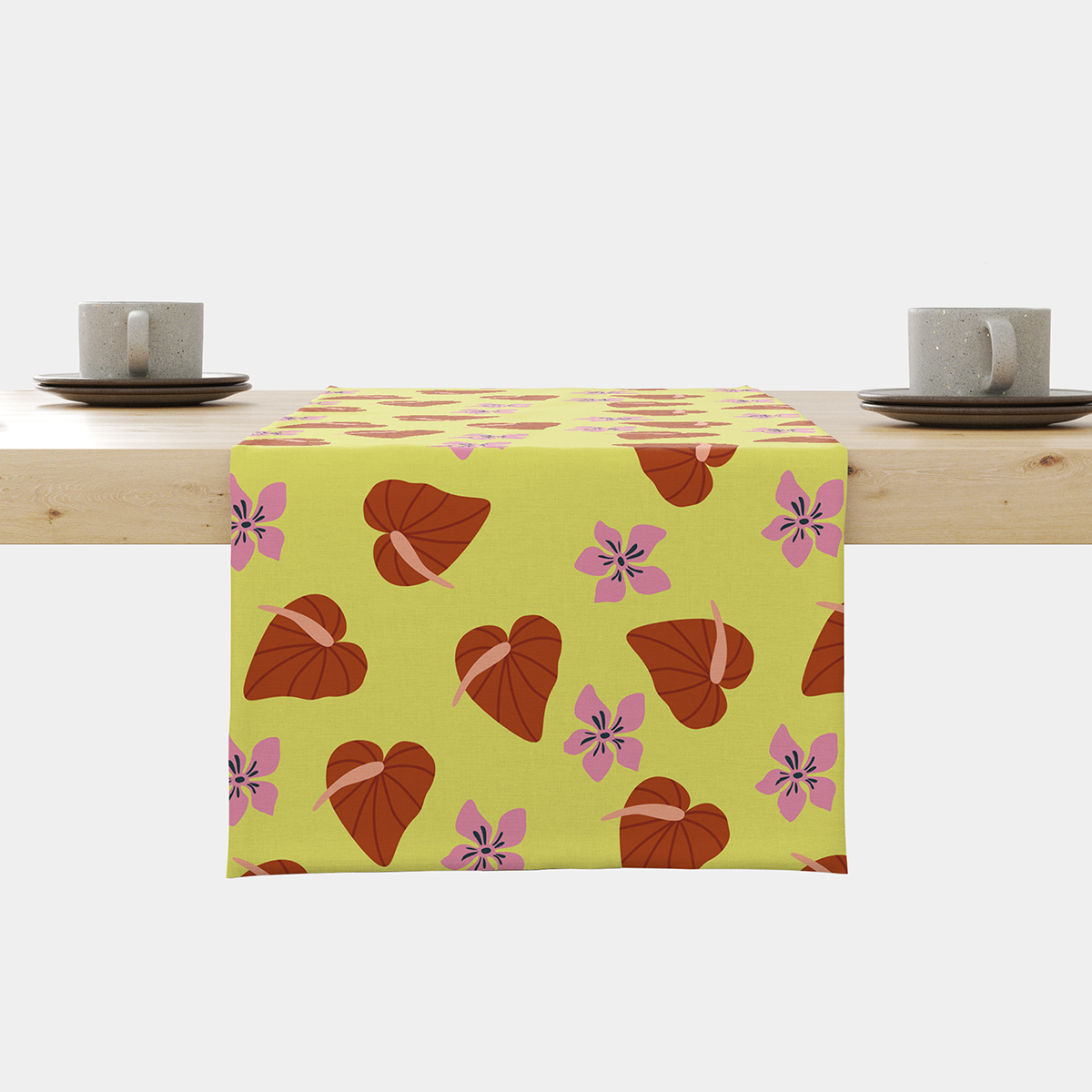Bieżnik na stole z żółto-zielonym tłem, wzór liściastych serc i różowych kwiatów widoczny na głównym ujęciu