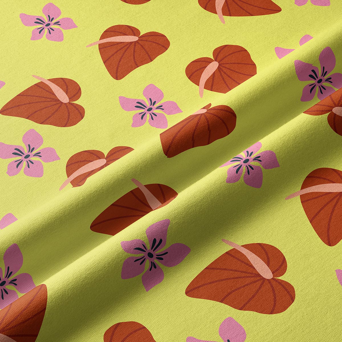 Zbliżenie wzoru pokazujące rudo-brązowe liście w kształcie serc i różowe kwiaty na tkaninie