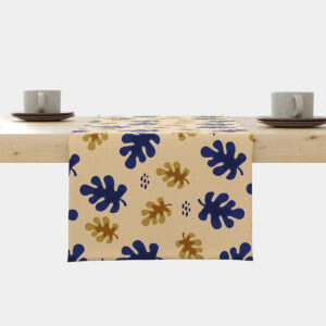 Bieżnik rozłożony na stole z motywem granatowych i złotych liści, ujęcie główne