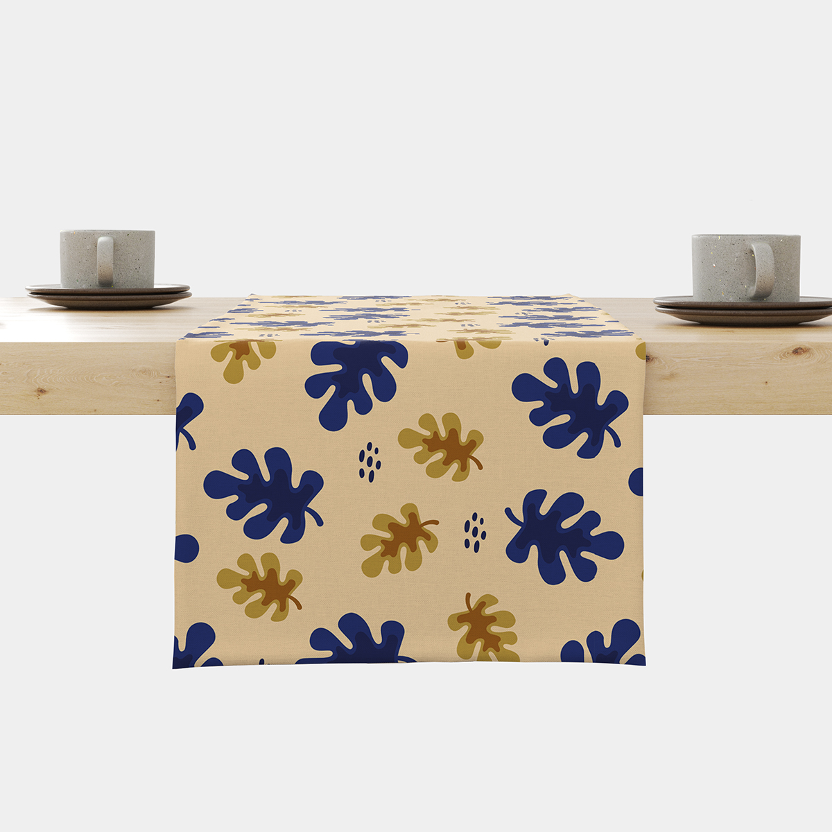 Bieżnik rozłożony na stole z motywem granatowych i złotych liści, ujęcie główne