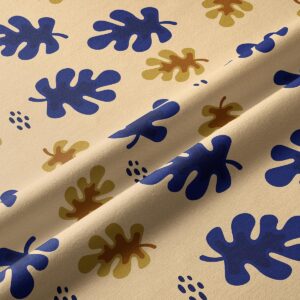 Zbliżenie na fakturę tkaniny i graficzne liście w odcieniach granatu i złota