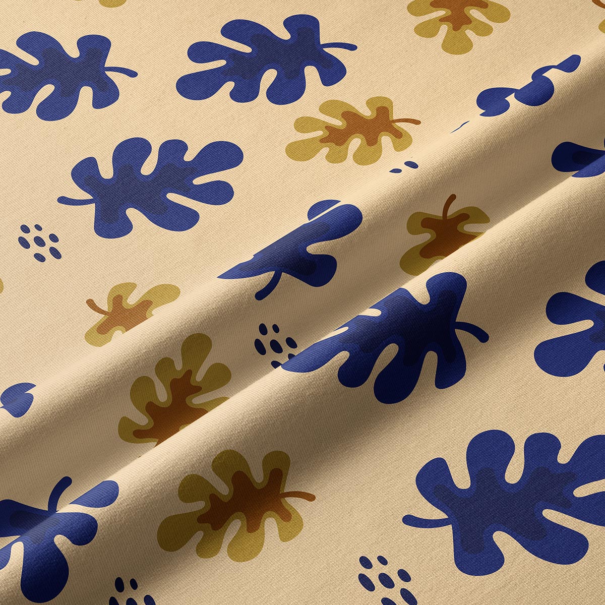 Zbliżenie na fakturę tkaniny i graficzne liście w odcieniach granatu i złota