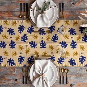 Widok z góry na nakryty stół z bieżnikiem, zastawa i dekoracje w aranżacji