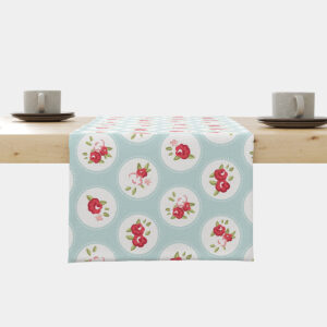 Bieżnik ułożony na drewnianym stole z miętowym tłem, białe medaliony z różowymi kwiatkami