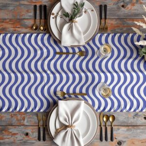 Bieżnik w aranżacji stołu z talerzami i złotymi sztućcami, wzór fal