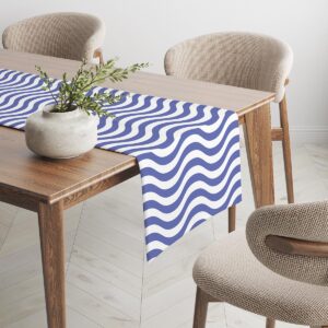 Bieżnik ułożony wzdłuż stołu w nowoczesnej jadalni, widok boczny