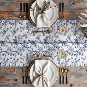 Aranżacja stołu z bieżnikiem, talerzami i złotymi sztućcami