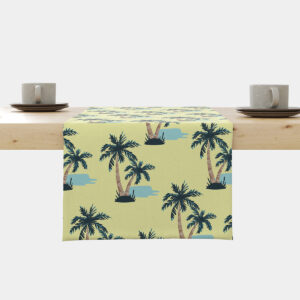 Bieżnik z motywem palm ułożony na drewnianym stole, widok z przodu