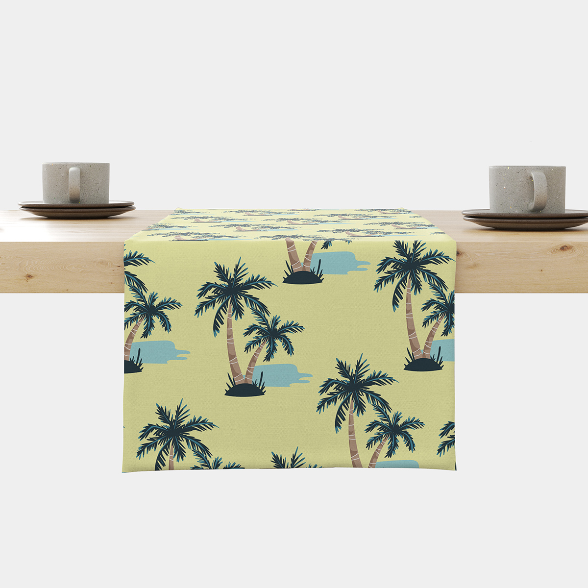 Bieżnik z motywem palm ułożony na drewnianym stole, widok z przodu