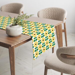 Kąt stołu z bieżnikiem, roślina ozdobna i krzesła w naturalnej aranżacji