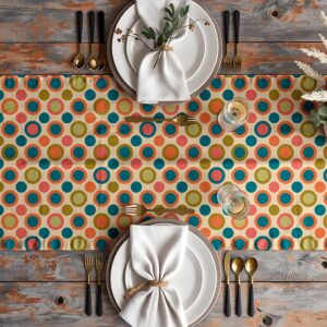 Widok bieżnika w aranżacji stołu z talerzami, sztućcami i dekoracją