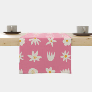Główny widok bieżnika na stole z wzorem kremowych stokrotek na różowym tle