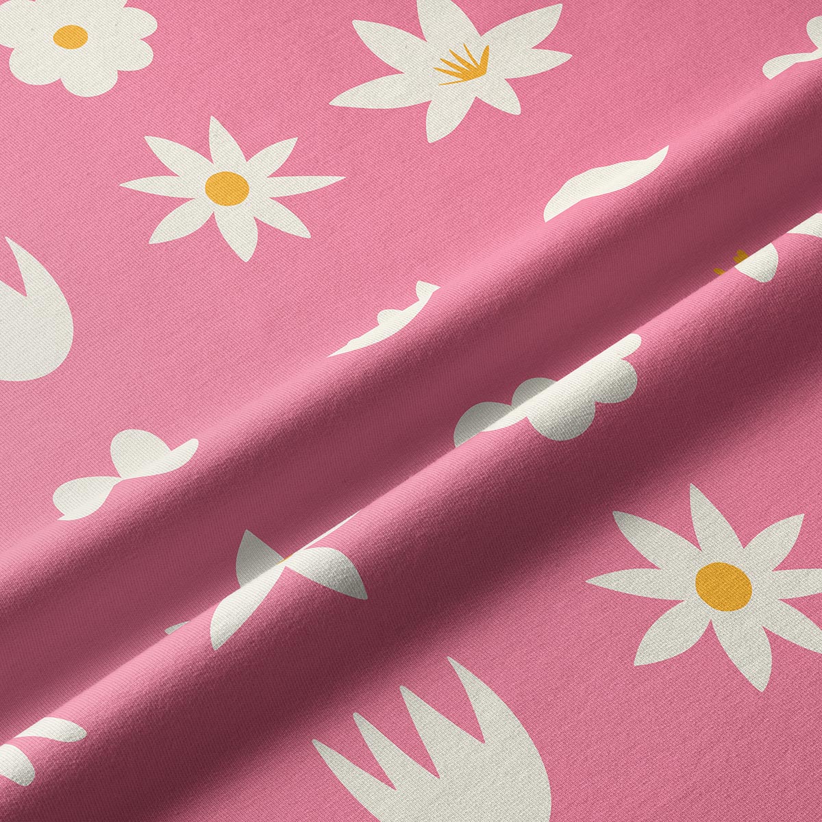 Zbliżenie na tkaninę i nadruk kremowych kwiatów na pudroworóżowym tle