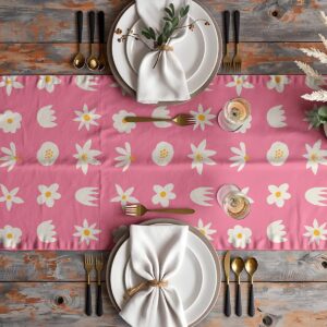 Aranżacyjne ujęcie bieżnika na rustykalnym stole z zastawą i złotymi sztućcami