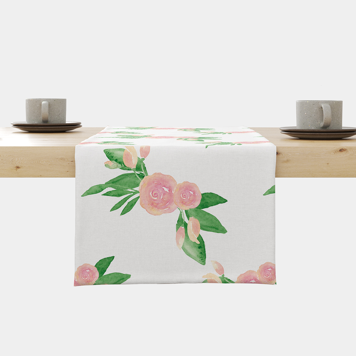 bieżnik z akwarelowymi różami na drewnianym stole, widok z przodu