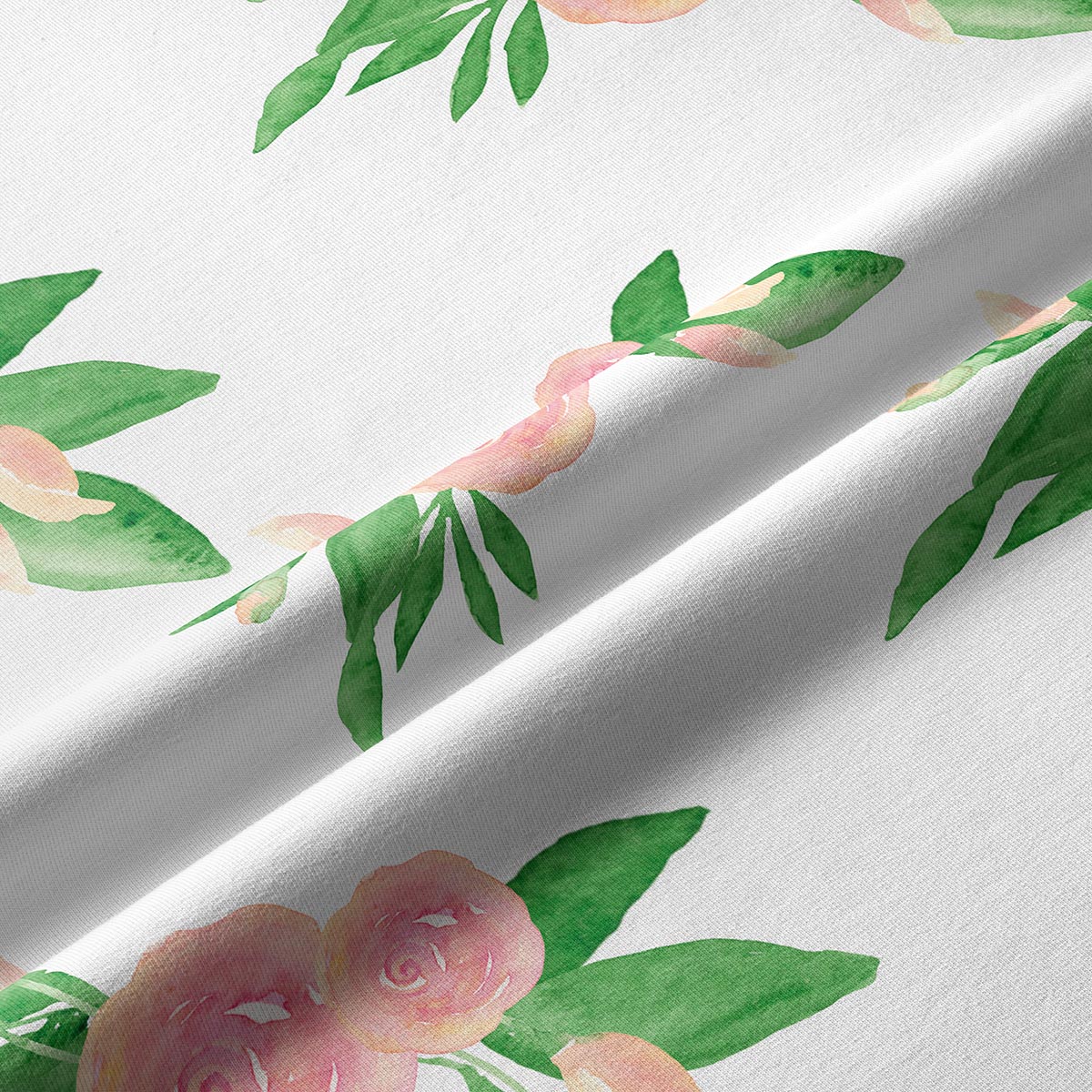 zbliżenie na tkaninę i detal różanego wzoru z zielonymi liśćmi