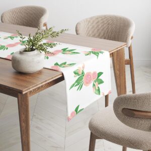 bieżnik rozciągnięty na stole z wazonem i dekoracyjnym akcentem