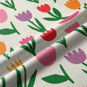 Zbliżenie na tkaninę pokazujące fakturę i detal nadruku tulipanów