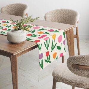 Bieżnik ułożony na krawędzi stołu w jadalni z krzesłami, widok boczny