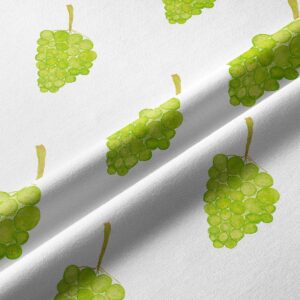 zbliżenie na tkaninę z akwarelowymi kiściami winogron pokazujące fakturę i detal nadruku