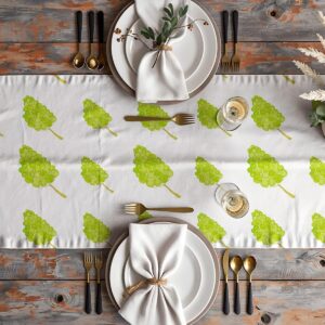 aranżacja stołu z bieżnikiem w winogrona, talerze i złote sztućce tworzą przyjęciowy klimat