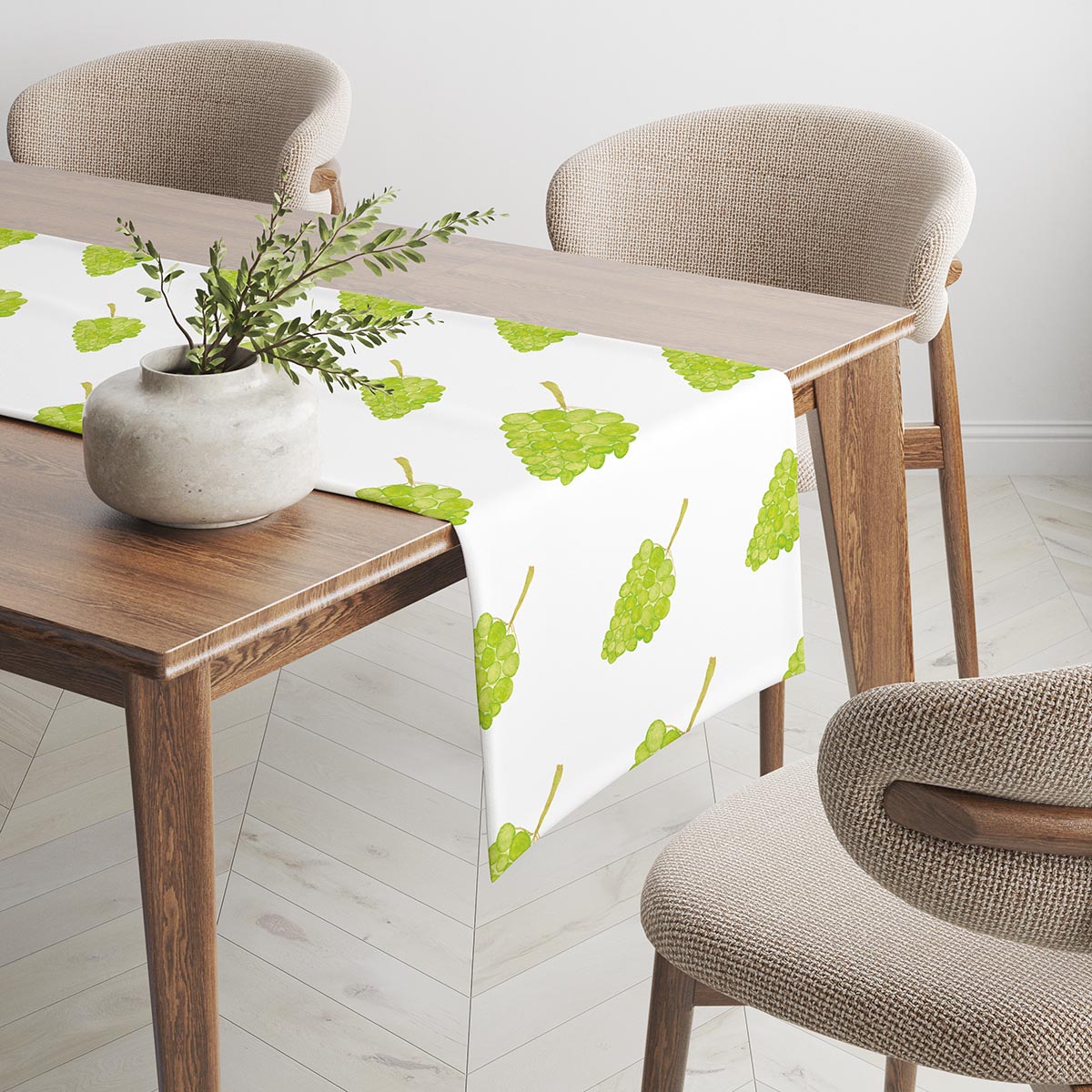 bieżnik z motywem winogron na jasnym stole, widok z boku z dekoracyjną wazą