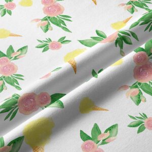 zbliżenie na tkaninę z akwarelowymi różami, zielonymi liśćmi i rożkami lodów