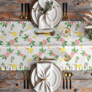 aranżacja stołu z bieżnikiem, talerzami i sztućcami pokazująca wzór na całej powierzchni