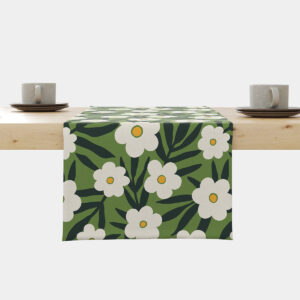 Bieżnik z motywem białych kwiatów na zielonym tle ułożony centralnie na stole, widok z przodu