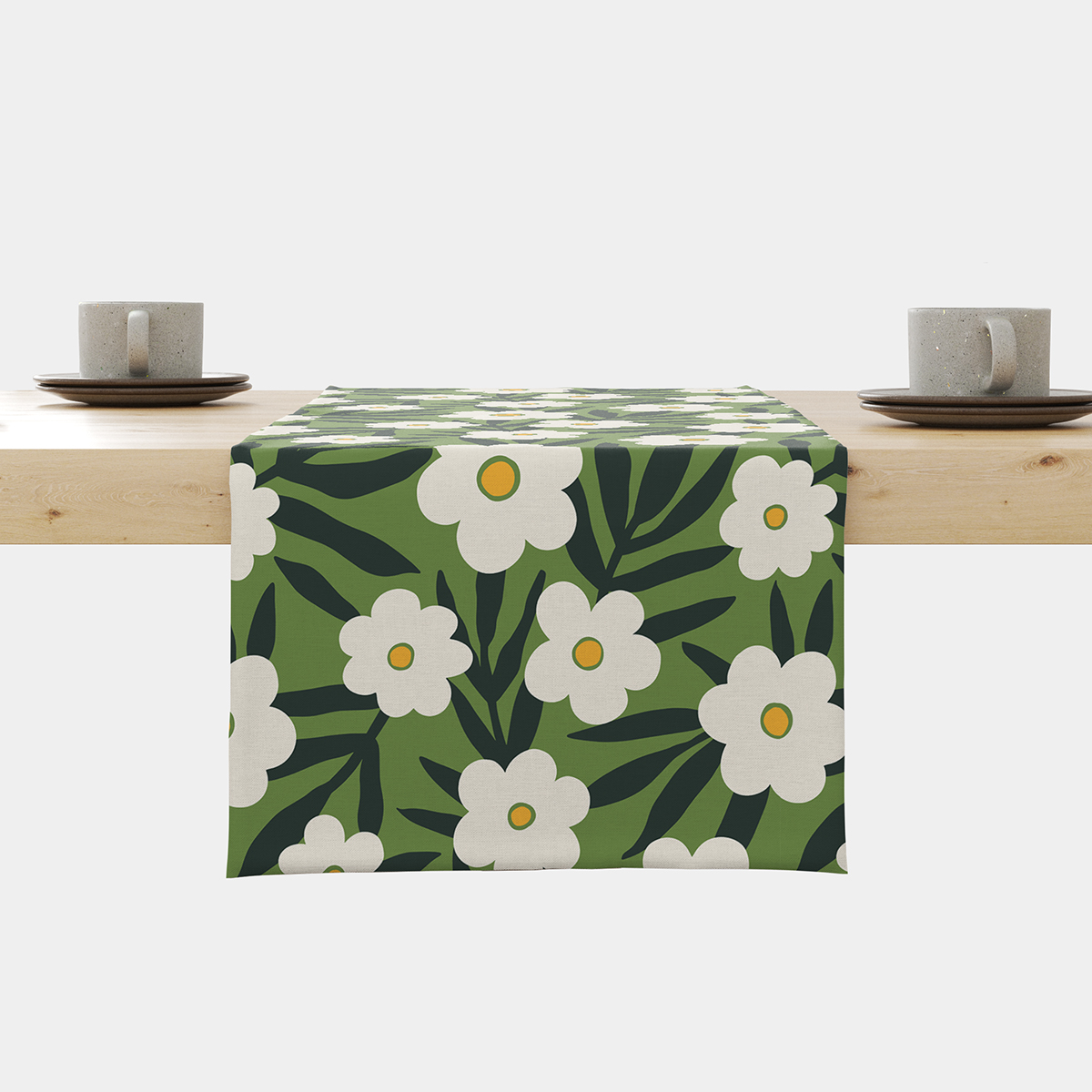 Bieżnik z motywem białych kwiatów na zielonym tle ułożony centralnie na stole, widok z przodu