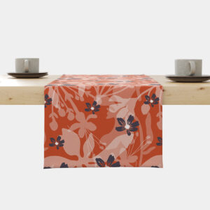 Bieżnik ułożony na drewnianym stole, widok frontowy na ceglasty wzór z delikatnymi kwiatami