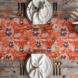 Aranżacja stołu z nakryciem, bieżnik z ceglastym motywem i jasna porcelana obok sztućców