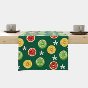 Bieżnik na stole z zielonym tłem i kolorowymi plasterkami cytrusów, ujęcie frontowe