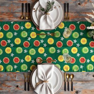 Aranżacja stołu z bieżnikiem, talerzami i sztućcami, widok z góry na wzór cytrusów