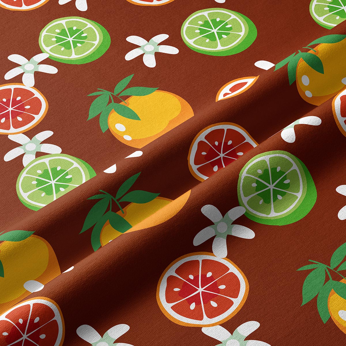 Zbliżenie na tkaninę z plastrami limonki, pomarańczy i białymi kwiatuszkami