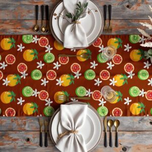 Aranżacja stołu z bieżnikiem, talerzami i sztućcami