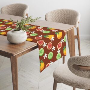 Bieżnik ułożony na długim stole widok z boku