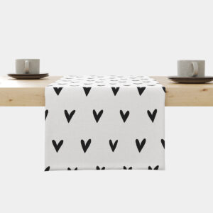 Bieżnik z czarnymi serduszkami na białym tle ujęcie na stole