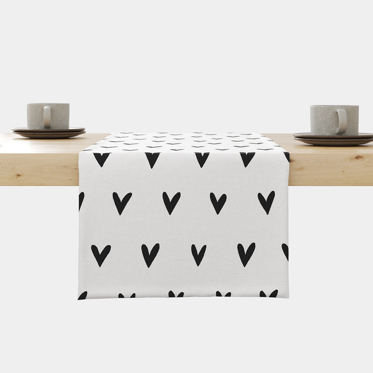 Bieżnik z czarnymi serduszkami na białym tle ujęcie na stole