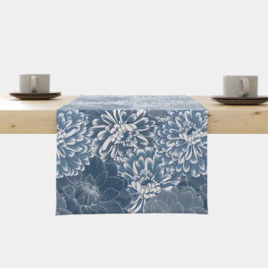 Bieżnik z motywem chryzantem w odcieniach niebieskiego ułożony na stole, główne ujęcie produktu